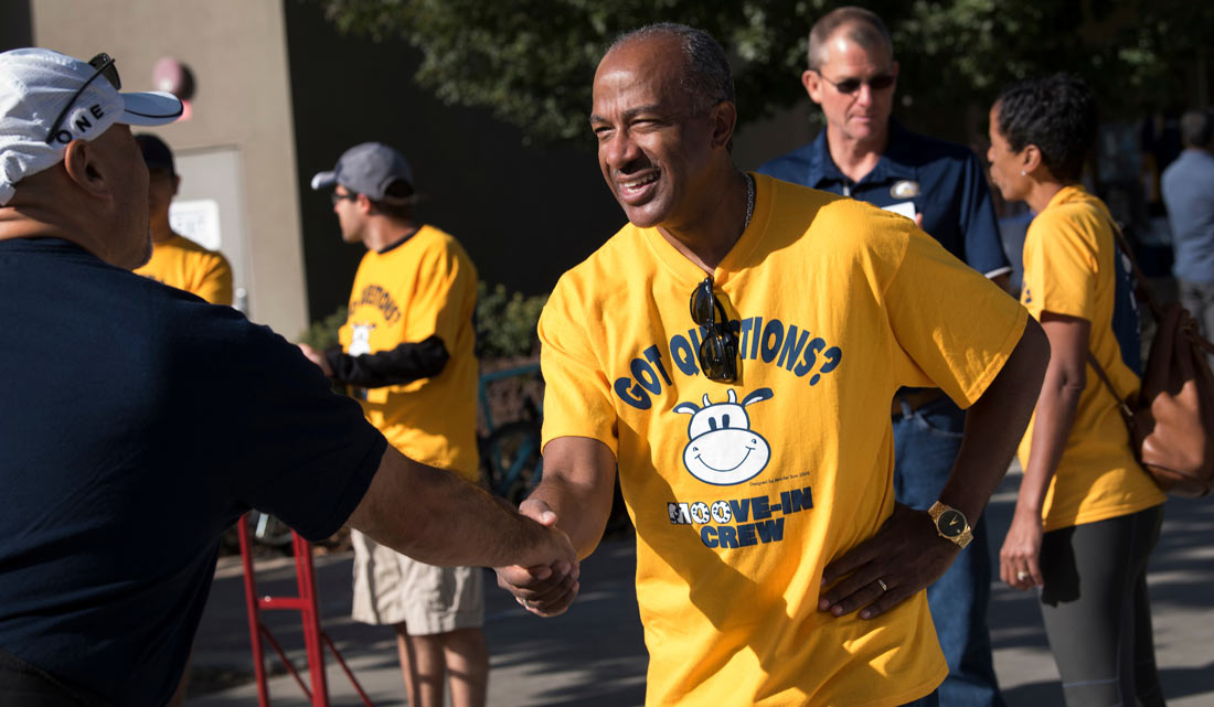 Chancellor Gary May helps out on Move In Day at UC Davis